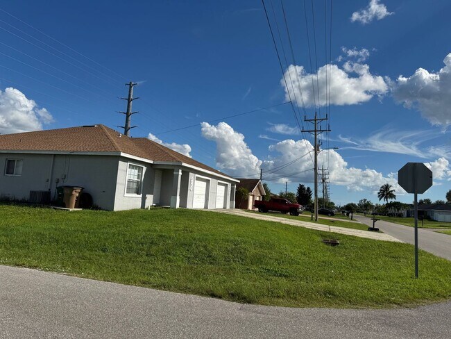 Building Photo - Experience this Cape Coral 3 bedroom 2 bath corner duplex with 1 car garage and screened in lanai.
