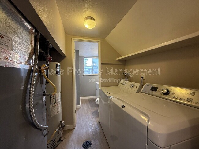 Building Photo - 3055 Carson St