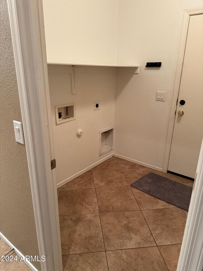 Building Photo - 7206 N 88th Ln