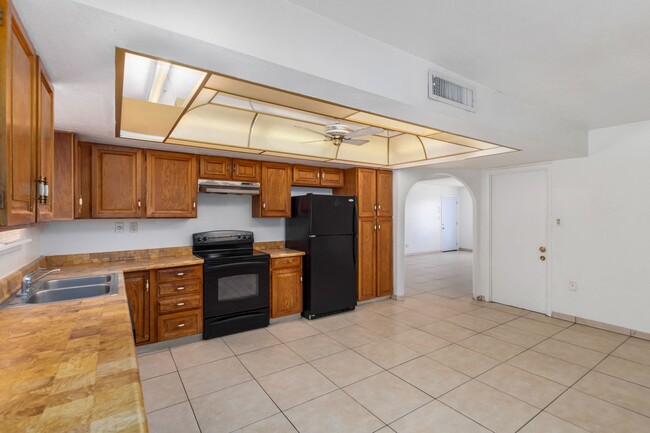 Building Photo - 4 BEDROOM, 2 BATH TEMPE HOME WITH SPACIOUS...