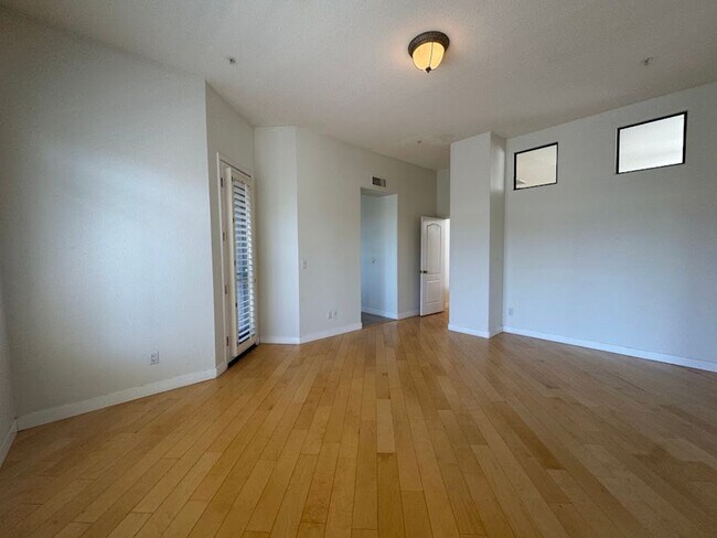 Building Photo - BEAUTIFUL 3 BEDROOM 3 BATHROOM HOME IN GAI...