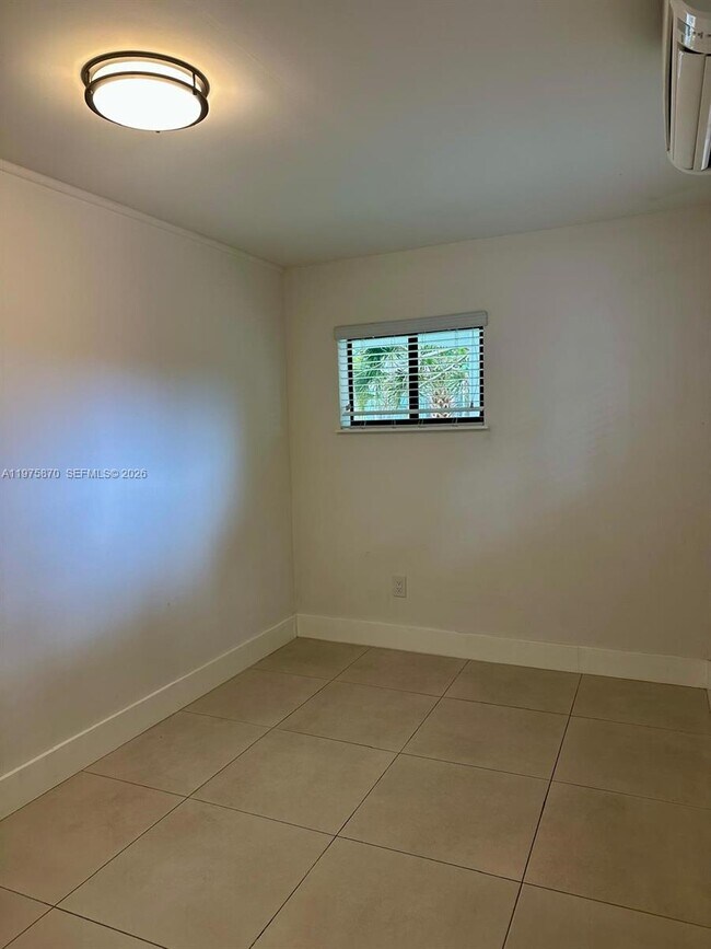 Building Photo - 1750 NE 144th St