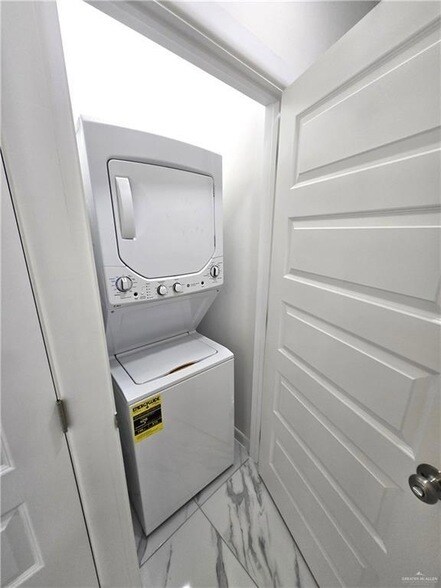 Building Photo - 3201 Magdalena St