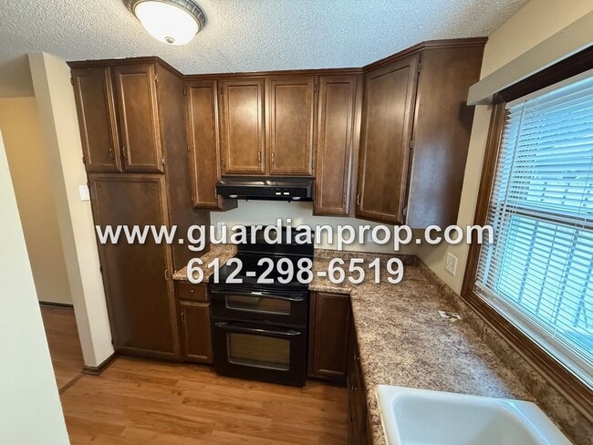 Building Photo - Townhouse Overlooking Pond Available Now, ...