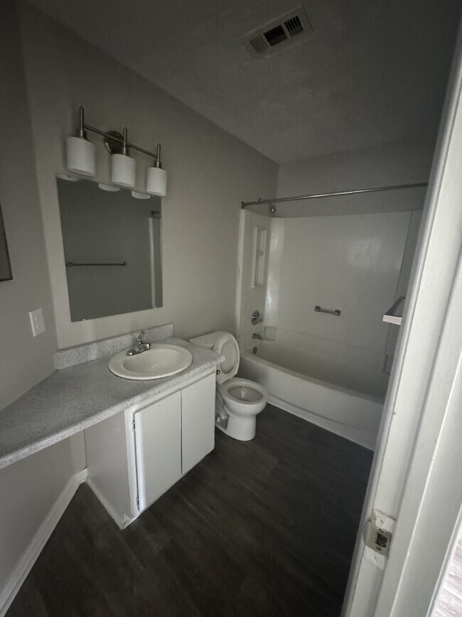 Building Photo - 835 Applewood Ln