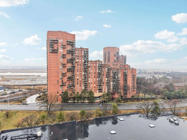 Building Photo - 530 Harmon Cove Tower