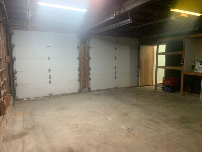 Building Photo - Newly Updated 2 Bed. 2 Bath Home on Fenced...