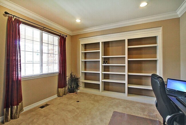 Building Photo - Great Views, Beautiful Home