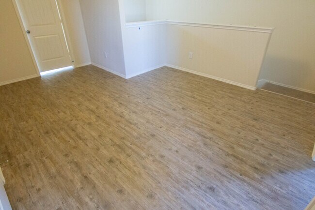 Building Photo - Oakwood Forest - 2117 Oakwood Forest Drive...