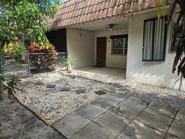 Building Photo - 7904 NW 70th Ct