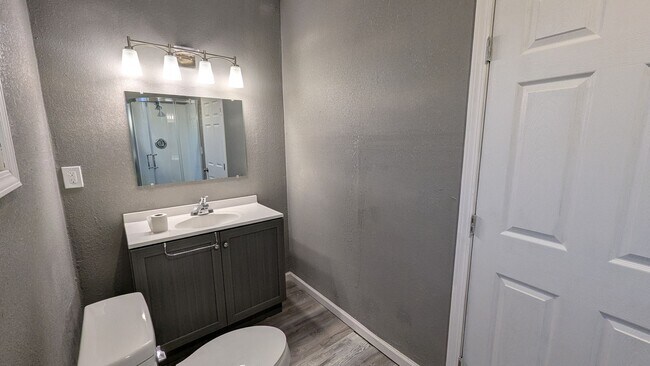 Building Photo - 410 E 6th St