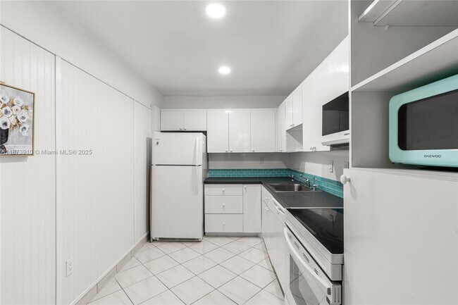 Building Photo - 3731 N Country Club Dr