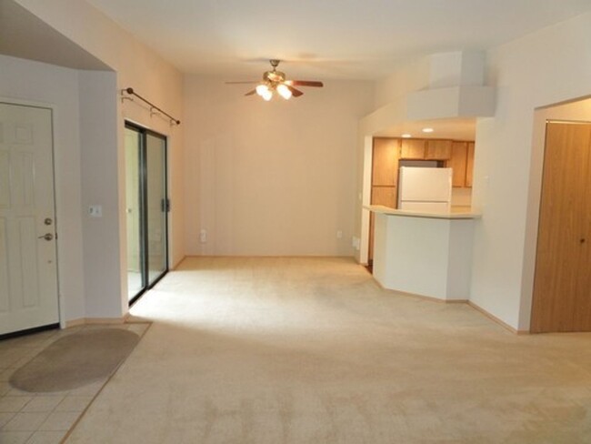 Building Photo - Super-Cute and LARGE Top Floor Condo in So...