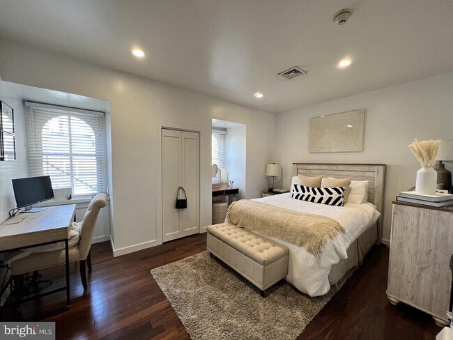 Building Photo - 258 S 18th St