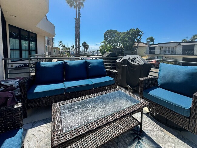 Building Photo - Beautiful Furnished 1 Bedroom, 1.5 Bath Condo with Harbor Views - Flexible Lease!