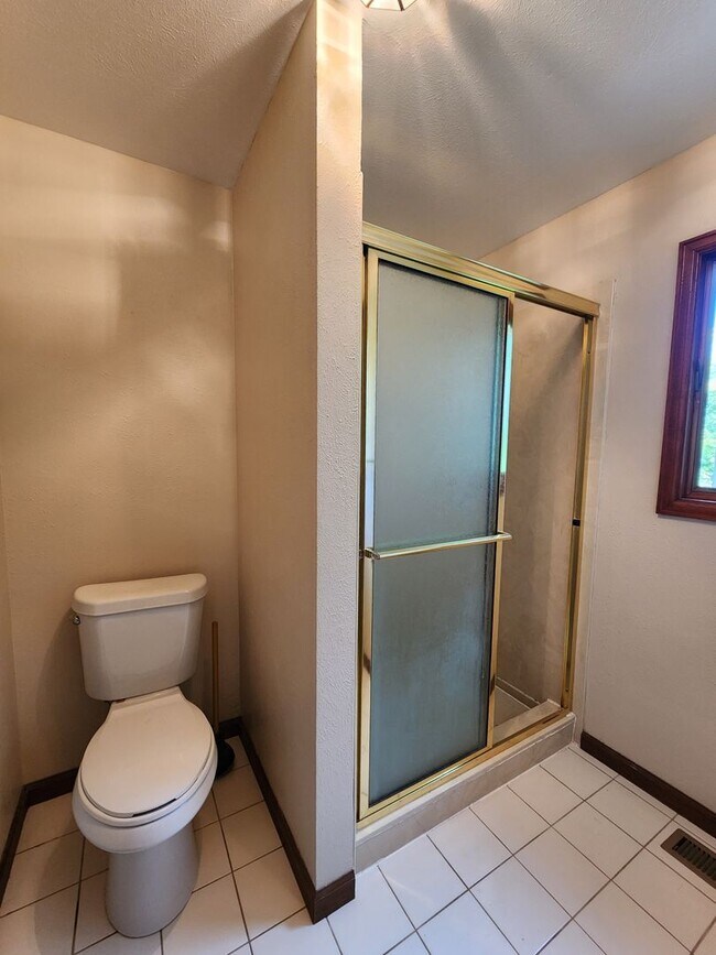 Building Photo - Beautiful 4 Bedroom Home on Cul Du Sac Wit...