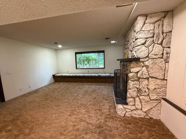 Building Photo - Gorgeous 4 bedroom home on corner lot in B...