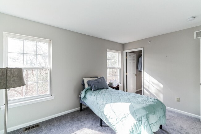 Building Photo - 487 Fort Hill Cir