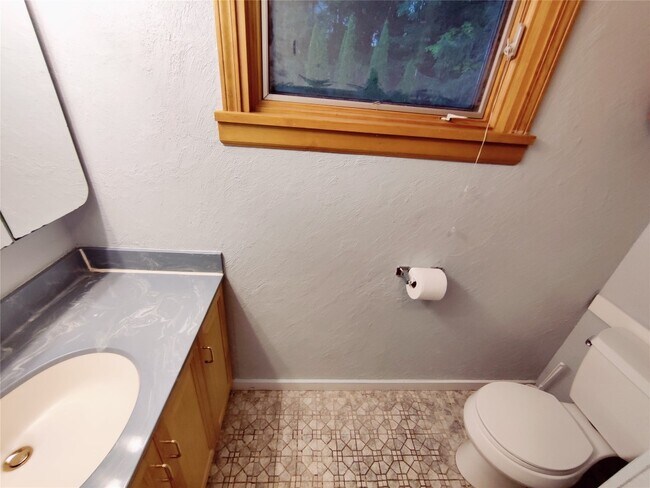 Building Photo - 813 Country Club Rd