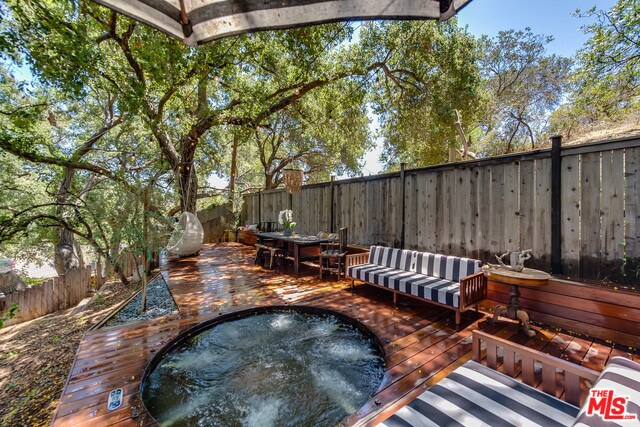 Building Photo - 8900 Hollywood Hills Rd