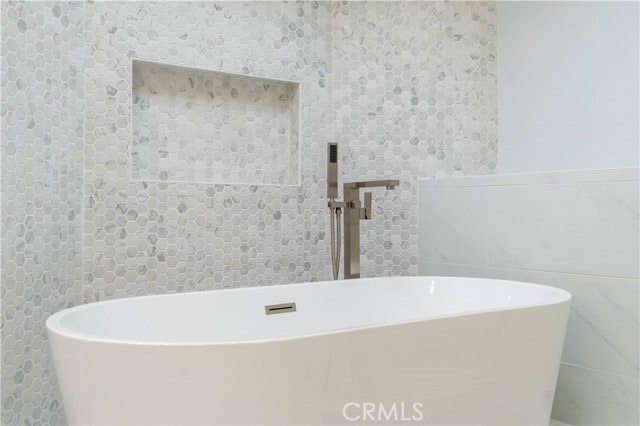 Building Photo - 633 Vista Bonita