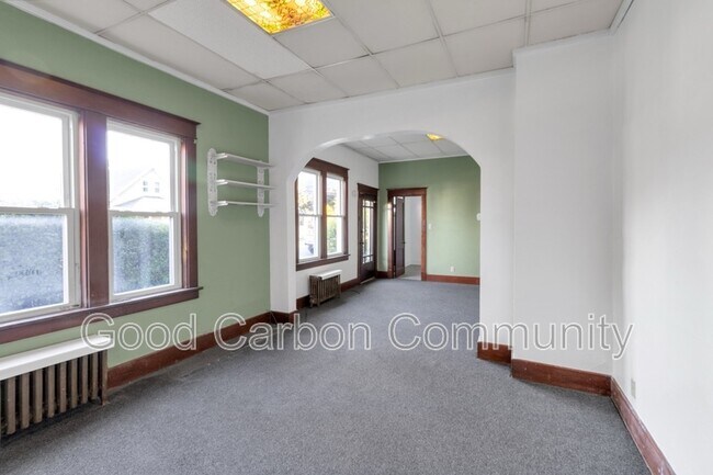 Building Photo - 596 Oliver St