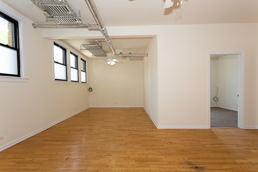 Building Photo - 2418 N Sawyer Ave