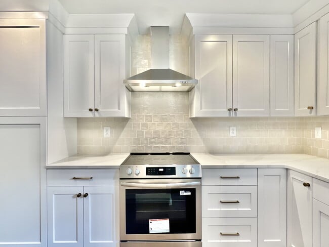 Building Photo - LUXURIOUS LANSDOWNE RETREAT!