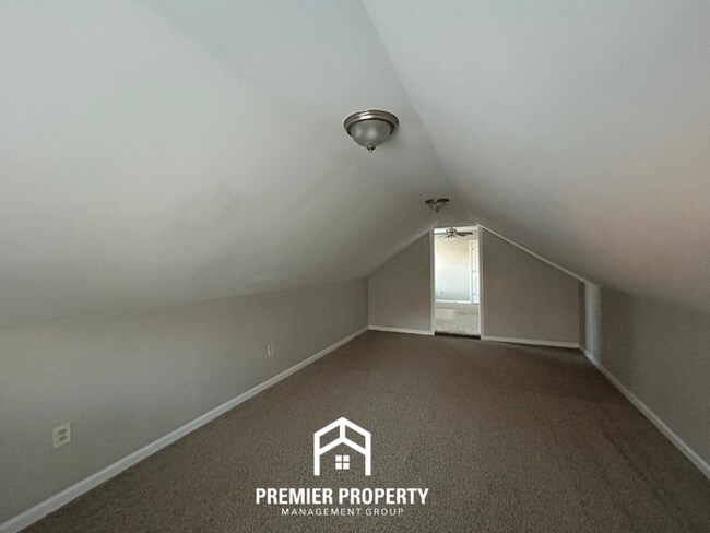 Building Photo - Spacious 3 Bedroom Home for Rent in Memphis | Vaulted Ceilings, Fireplace & Fenced Yard