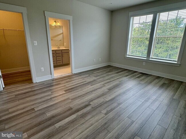 Building Photo - 201 Pomegranate Ln