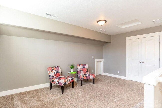 Building Photo - 3 Bedroom + Flex Space in Central Location - Lower Deposit Special!