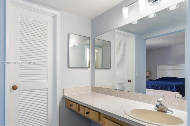 Building Photo - 825 Egret Cir