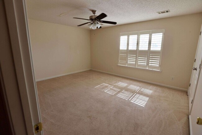 Building Photo - 609 Glade Fern Way