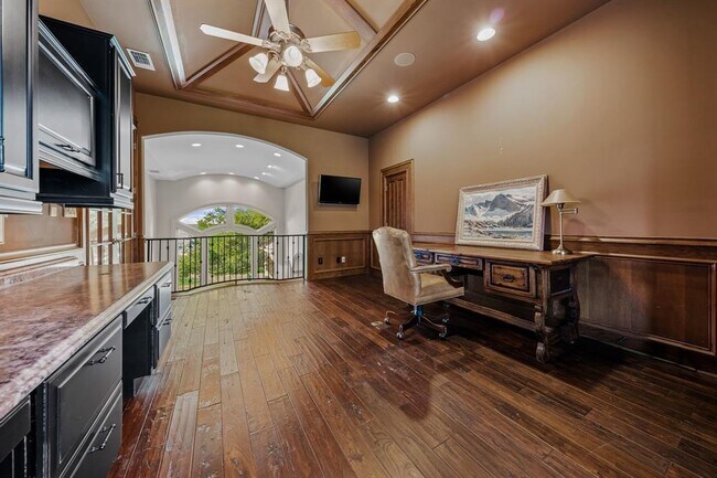 Building Photo - 401 Brooks Hollow Rd