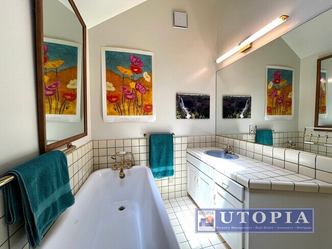 Building Photo - Beautiful, custom finished home in Aptos, ...