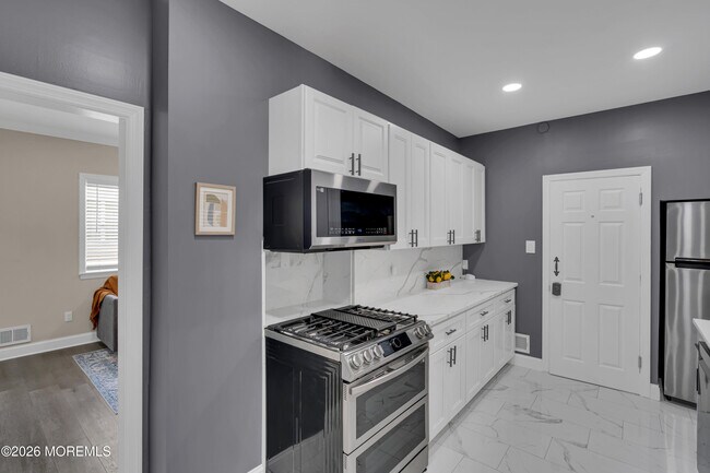 Building Photo - 11 E 43rd St