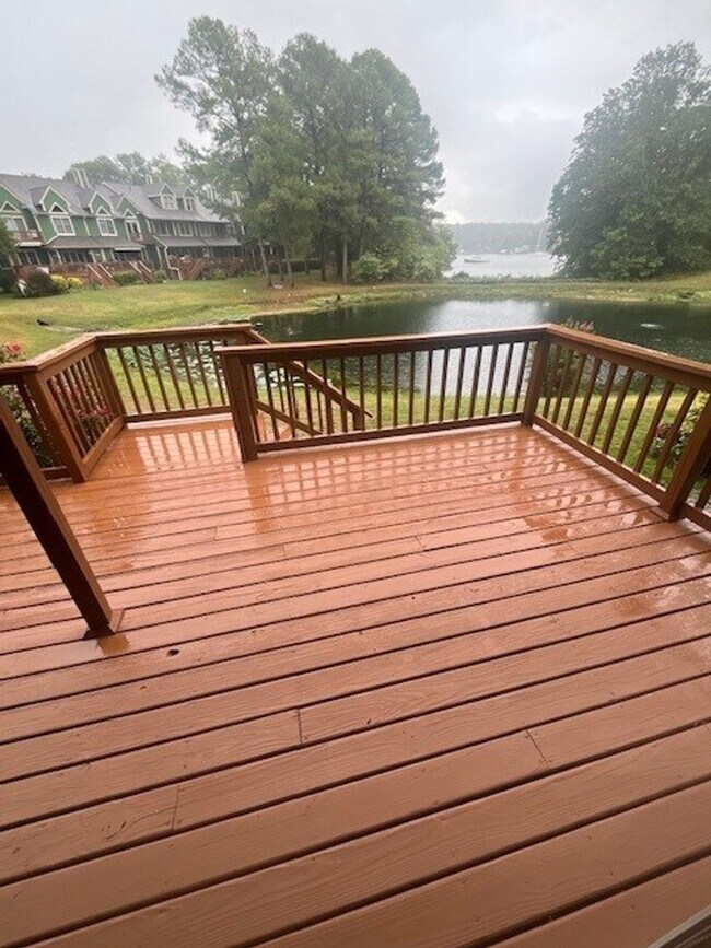Building Photo - Gorgeous home with boat slip and water views