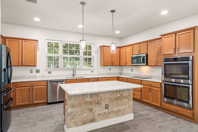Building Photo - Spacious 3-Bed, 2.5 Bath End Unit Townhome in Windermere with 2 Car Garage!