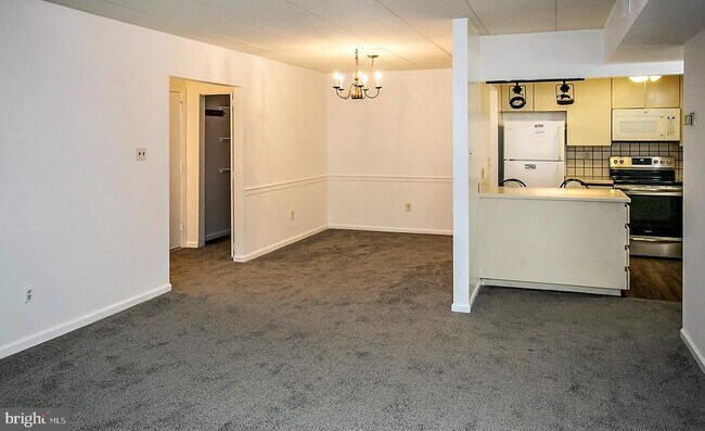 Building Photo - 154 Woodstream Dr