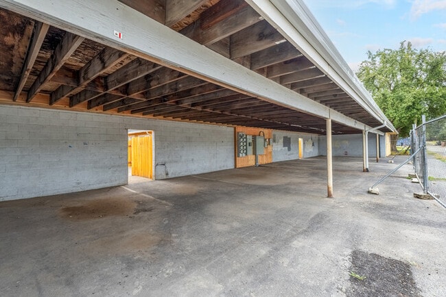 Building Photo - TWO BEDROOM ONE BATH APARTMENT IN LONGVIEW