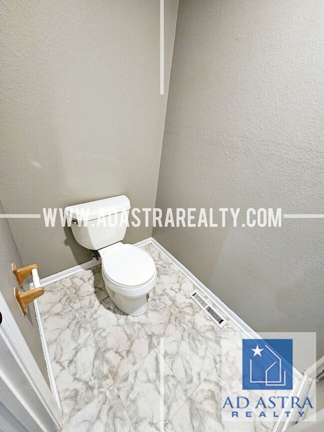 Building Photo - Nice 3 bed 1.5 bath townhouse in Olathe-Coming SOON!!