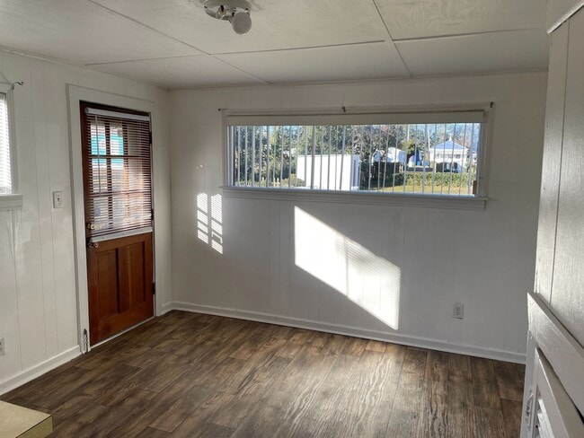 Building Photo - Charming older home close to downtown!