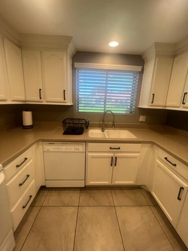 Building Photo - 3 Bed / 2 Bath House at INDIAN PALMS CC** ...