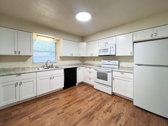 Building Photo - 3BR/2BA House in Northwood Pines - availab...