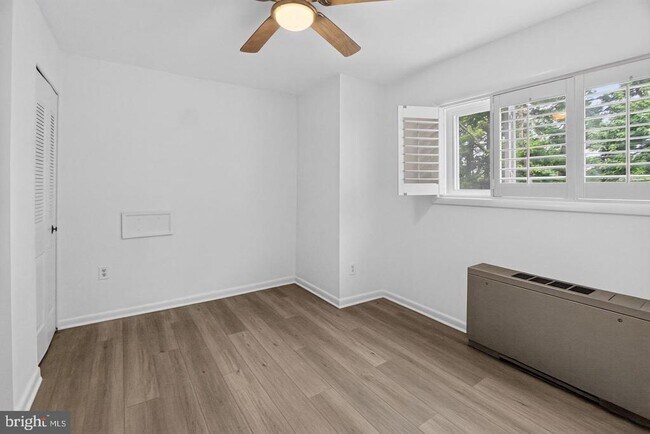 Building Photo - 7400 Lakeview Dr