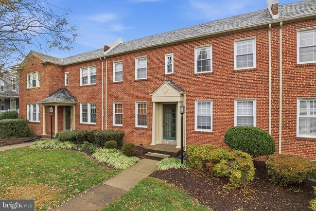 Building Photo - 7 Russell Rd