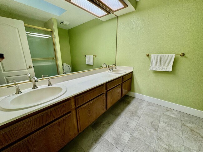 Building Photo - Spacious 4 Bed/2Ba Home in Richmond with Large Backyard!
