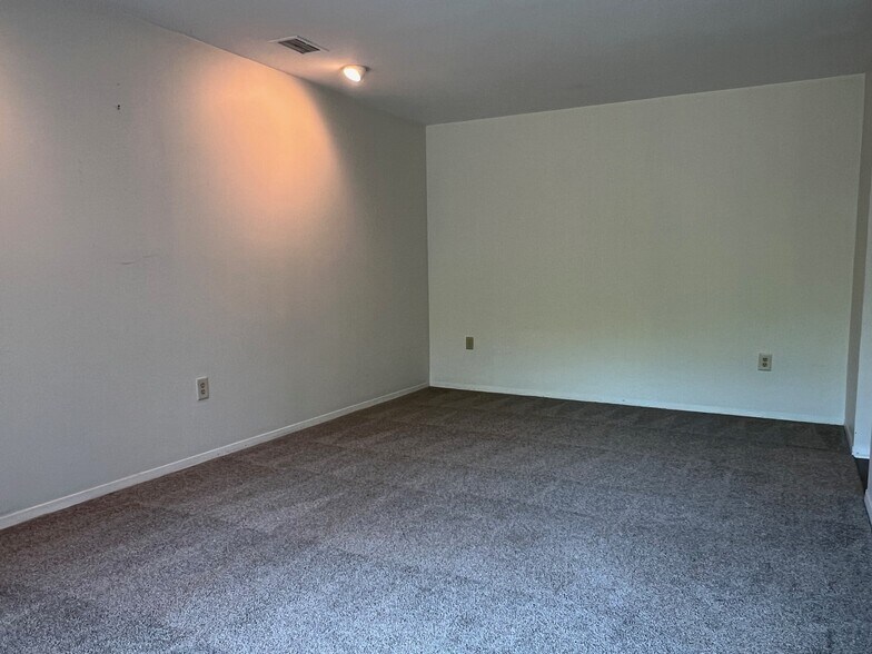 Living room - 1006 Holly Walk