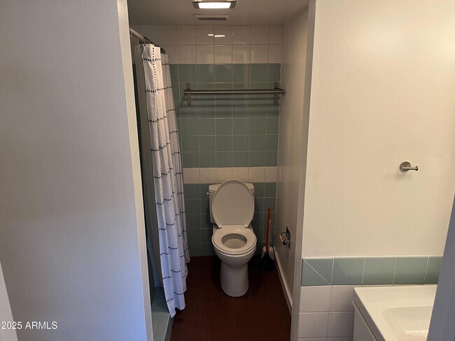 Building Photo - 3713 E Glenrosa Ave