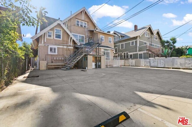 Building Photo - 1125 S Lake St